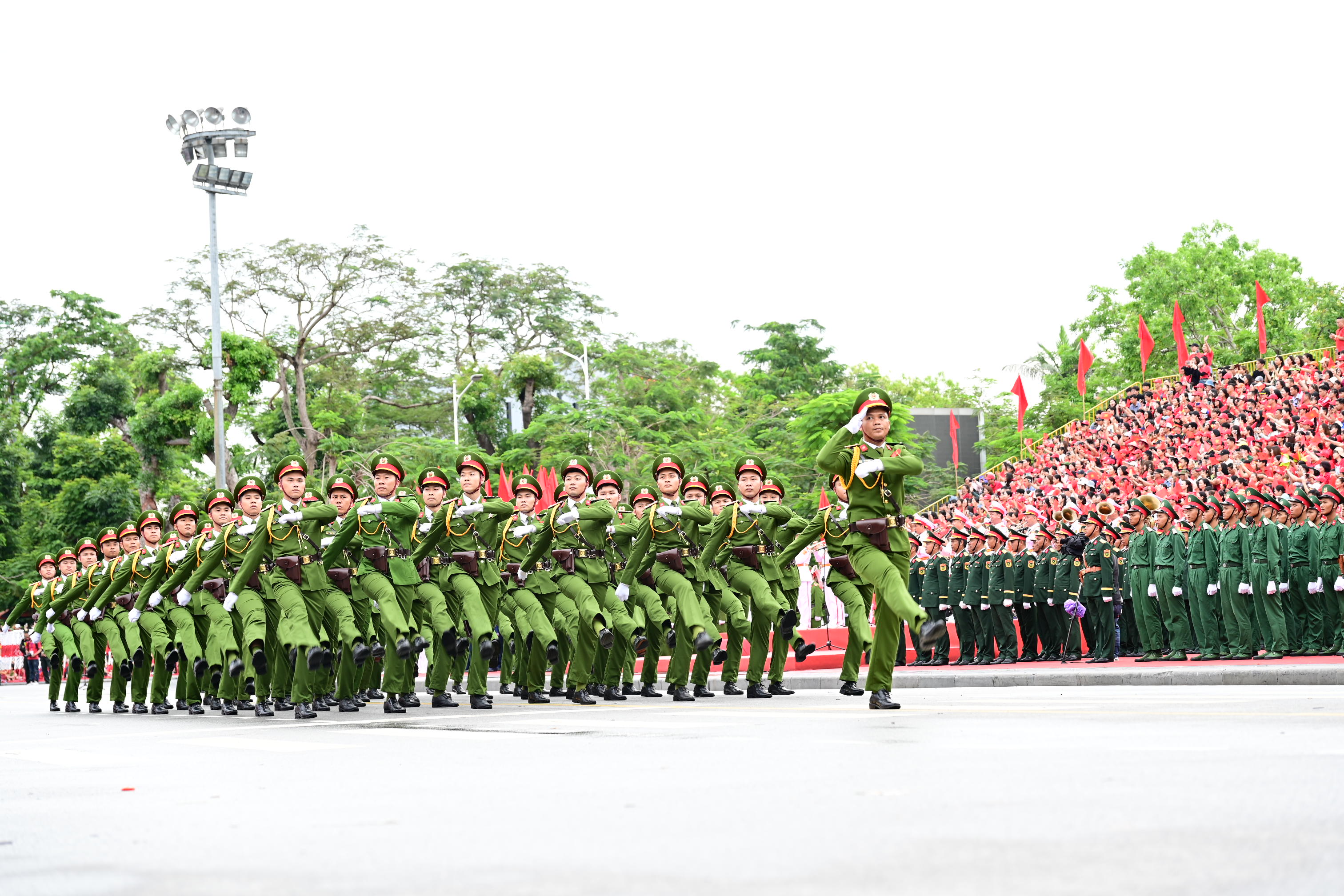 Công an thành phố bảo đảm ANTT Chương trình duyệt đội ngũ và diễu hành quần chúng kỷ niệm 70 năm Ngày giải phóng Hải Phòng